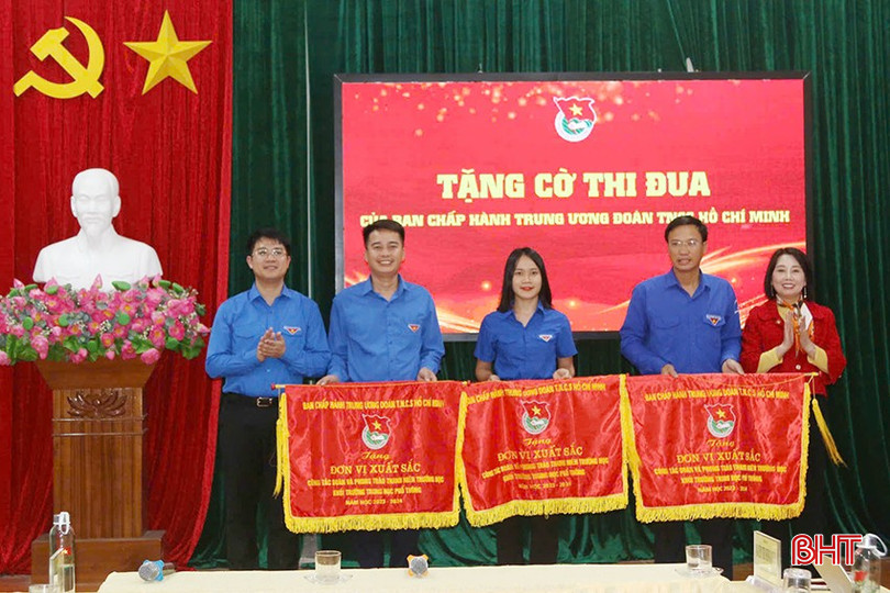 Dịp này, 3 tập thể đoàn trường đã được nhận Cờ thi đua của Trung ương Đoàn TNCS Hồ Chí Minh vì đã có thành tích xuất sắc trong công tác Đoàn và phong trào thanh niên trường học năm học 2023 - 2024. bqbht_br_z5982666384152-2455214ec1adf556e388fd746df027c3.jpg