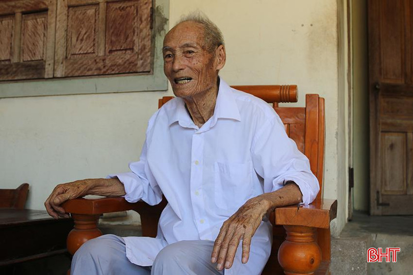 Ông Nguyễn Tiến Nhung không thể nào quên ký ức của những ngày sục sôi khí thế cách mạng. ảnh 3.JPG