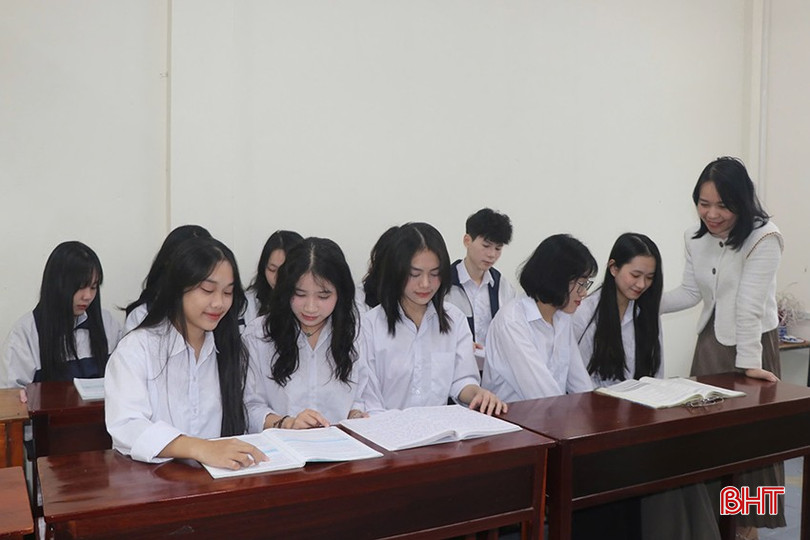 Cô và trò đội tuyển Địa lý đã có một mùa thi trọn vẹn niềm vui. bqbht_br_z6250052830216-75ce11d6158dae0c34e847a5fce8ea39.jpg