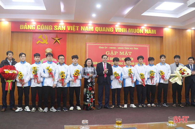 Đội tuyển Toán học có một mùa thi trọn vẹn khi 100% thành viên đều đạt giải. Trong ảnh: Chủ tịch UBND tỉnh Võ Trọng Hải và Giám đốc Sở GD&ĐT Nguyễn Thị Nguyệt chúc mừng thầy trò đội tuyển Toán tại buổi gặp mặt trước kỳ thi. bqbht_br_z6241696028844-e814b9baa56253296a1b4abefbd0d495.jpg