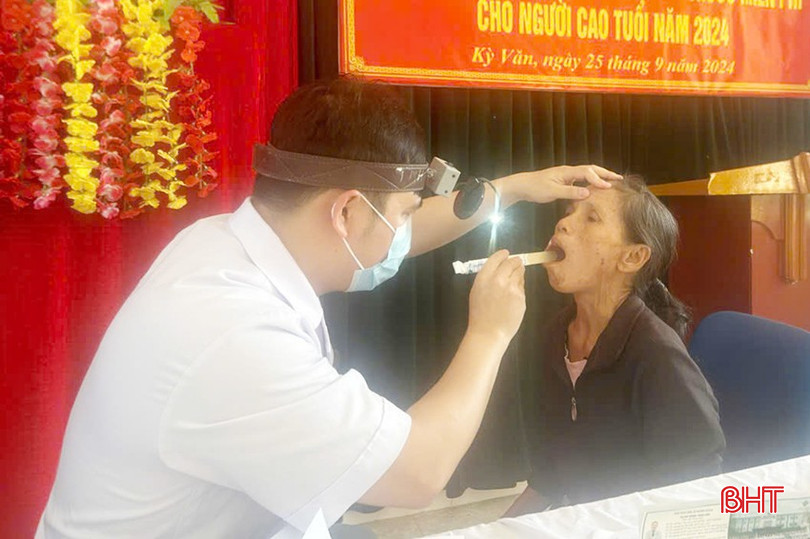 Người cao tuổi xã Kỳ Văn (huyện Kỳ Anh) được thăm khám, chăm sóc sức khỏe. bqbht_br_z5887832111890-d3d0da9f7d538b65434df19cb817c42d.jpg