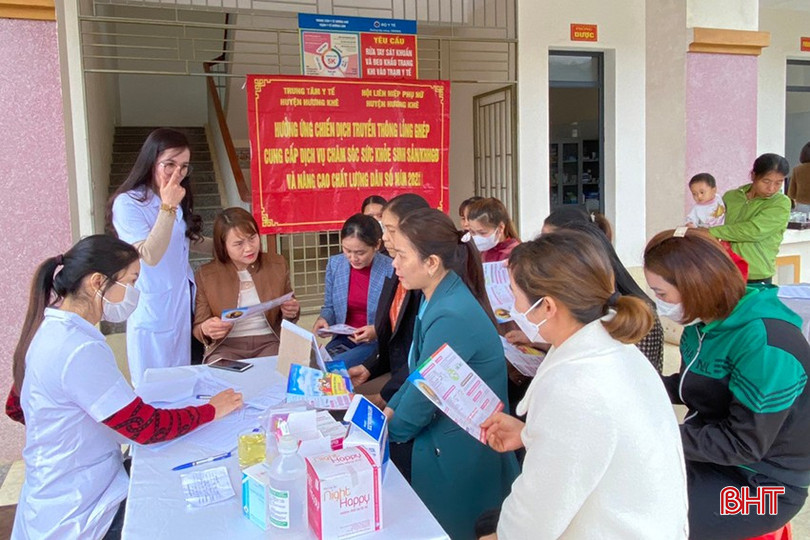 Người dân xã Hương Lâm tham gia chương trình chiến dịch chăm sóc sức khỏe sinh sản. (Ảnh: Văn Định). bqbht_br_xa-bien-gioi-huong-lam-tu-van-khhgd-cho-phu-nu-anh-van-dinh-5794.jpg