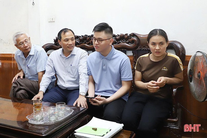 Bí thư Tỉnh ủy Hoàng Trung Dũng và lãnh đạo Quỹ Khuyến học tỉnh chúc mừng, động viên em Đỗ Nam Khánh - học sinh khiếm thị, gặp hoàn cảnh khó khăn (ở phường Nam Hà, TP Hà Tĩnh) vào đại học. 90-6459.jpg