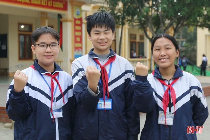 3 học sinh đạt giải nhất tại kỳ thi học sinh giỏi tỉnh lớp 9 năm học 2024-2025 của Trường THCS Xuân Diệu (từ trái qua): Minh Tuấn, Quang Anh, Yến Nhi. bqbht_br_z6220385047431-786468006729d570cceea313daea8ac3.jpg