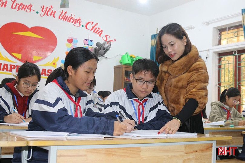 Kết quả thi của Yến Nhi, Minh Tuấn và các bạn trong đội tuyển thi học sinh giỏi tỉnh lớp 9 là thành quả của quá trình "ươm mầm" đầy tâm huyết của đội ngũ giáo viên. bqbht_br_z6220385602295-5abfb33dc68911ff62f348391ca72b3e.jpg