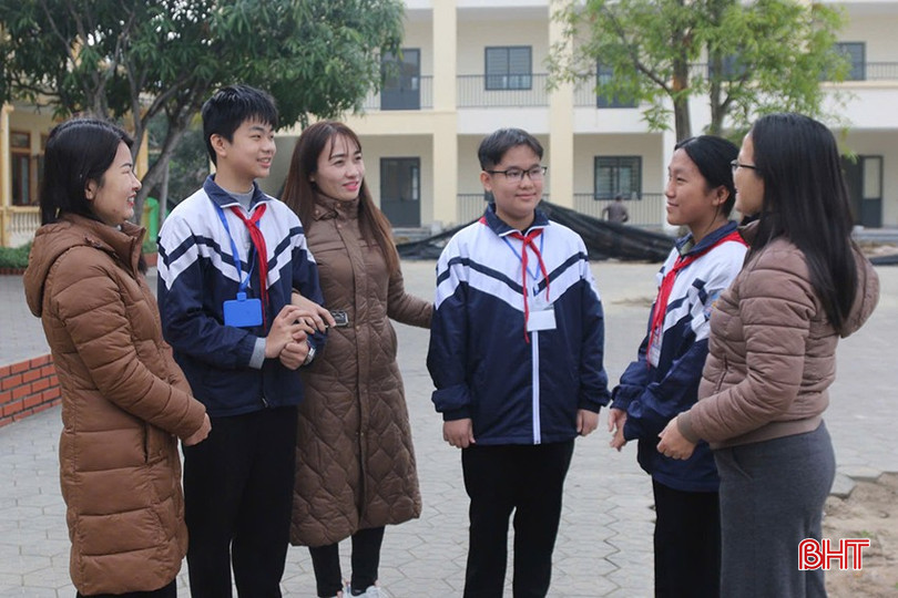 Cô trò chia sẻ niềm vui về kết quả kỳ thi học sinh giỏi tỉnh. bqbht_br_z6220384621609-47b5b204df8d3726a19fd7fe905a6c7b.jpg