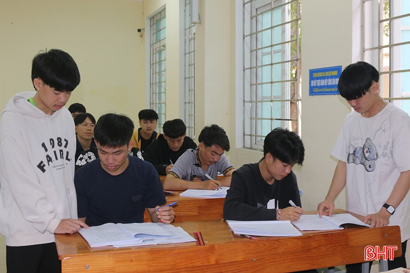 Các lưu HS Lào đã tốt nghiệp khoá tiếng Việt phụ giúp giảng viên trợ giảng cho các lưu HS mới. bqbht_br_img-4423.jpg