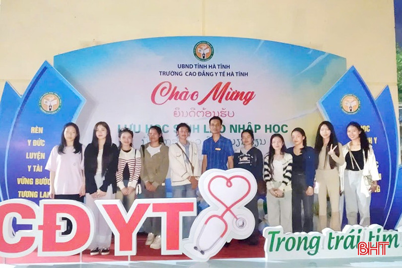 Lưu HS Lào trong ngày nhập học tại Trường Cao đẳng Y tế Hà Tĩnh. bqbht_br_luu-hoc-sinh-lao-trong-ngay-nhap-hoc-tai-truong-cao-dang-y-te-ha-tinh.jpg