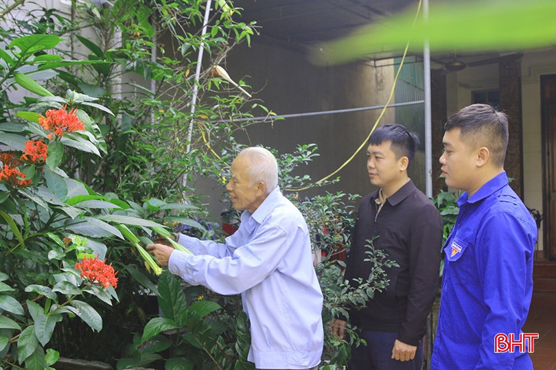 Gần 80 tuổi, ông Dưỡng vẫn miệt mài với công việc sưu tầm các tư liệu về Bác và vui thú điền viên. bqbht_br_z6094291109893-5464ac79e847817debcf04f6d6dbf84b-1.jpg