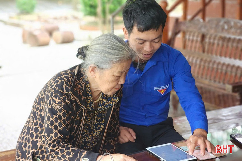 bqbht_br_doan-vien-xa-vu-quang-huong-dan-ho-tro-cai-dat-so-tay-dang-vien-dien-tu-cho-cac-dang-vien-tren-dia-ban.jpg