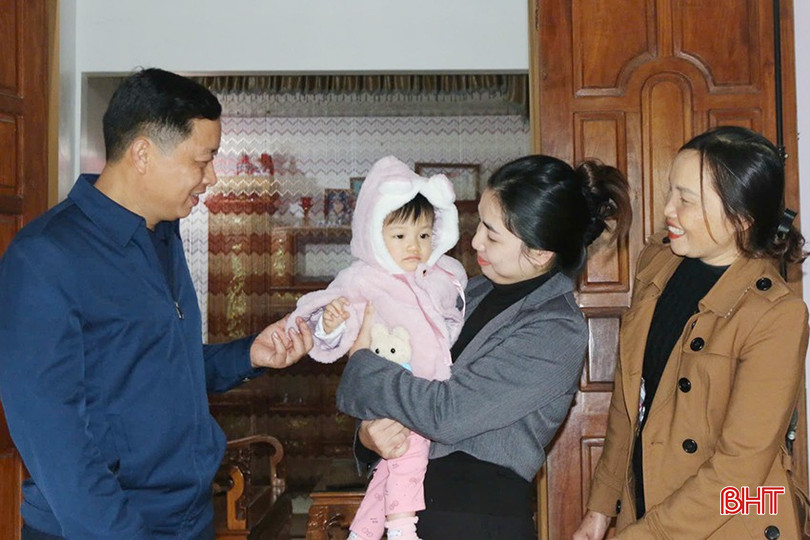 แม้ว่าเธอจะอาศัยอยู่ในครอบครัวหลายรุ่น แต่คุณเลือง ถิ ทู เฮียน (คนที่สองจากขวา) ยังคงรู้สึกอบอุ่นและใกล้ชิดเสมอ bqbht_br_z7299750634790-2d5e8e19580ad691e61987ff54f0a0b2.jpg