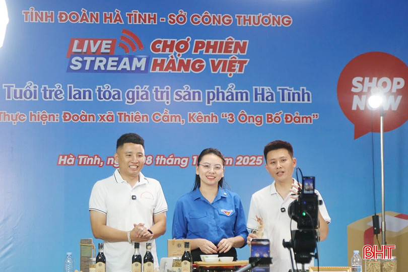 Sprijinul membrilor canalului „3 Tați Buni” i-a ajutat pe membrii sindicatului de tineri din comuna Thien Cam să capete mai multă încredere în transmisiunea în direct „Piața de Bunuri Vietnameze”. bqbht_br_nam-2025.jpg