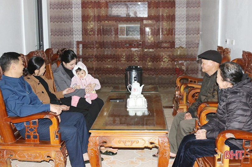 บรรยากาศอันอบอุ่นและมีความสุขของครอบครัวเหงียนวันมัน bqbht_br_z7299750629168-dfefd613b45586dadfb7f55770b0dabb.jpg