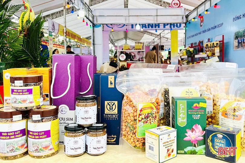 Multe produse OCOP și produse agricole locale au „zburat departe” datorită tovărășiei membrilor Uniunii Tineretului din Ha Tinh. bqbht_br_z7300634578242-ad4edb97404985fbdf6bfc2dc9a34259.jpg