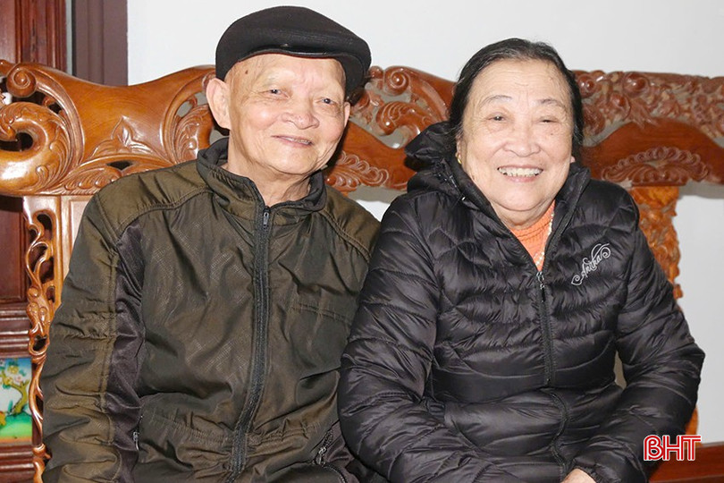 คุณเหงียน วัน มัน และคุณนายเหงียน ถิ ทันห์ เป็นแบบอย่างของความรักและการแบ่งปันให้ลูกหลานได้ปฏิบัติตามเสมอ bqbht_br_z7299750621620-ff05991e59344cfb2a5883899ed2c1fa.jpg