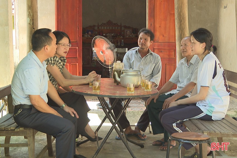 Dẫu có sự giúp đỡ của nhà trường và chính quyền địa phương, con đường tới với ước mơ làm cô giáo của Ánh vẫn còn lắm gian truân. bqbht_br_anh-2.jpg