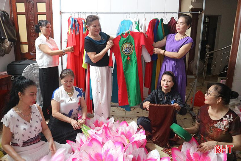 Nghệ nhân Võ Thị Kiều Thanh (người đứng giữa phía sau) cùng CLB Dân ca - dân vũ Thành Sen chuẩn bị trang phục cho một buổi biểu diễn. IMG_7602.JPG