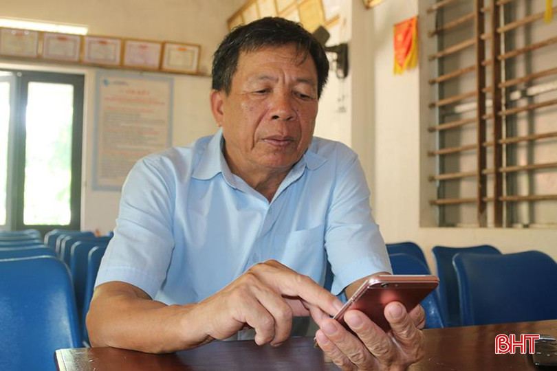 Việc sử dụng thành thạo máy tính, điện thoại, ti vi thông minh giúp ông Đài dễ dàng quản lý công việc của thôn. z5690977601356_2f60a6890952d608c429187dba8304e3.jpg