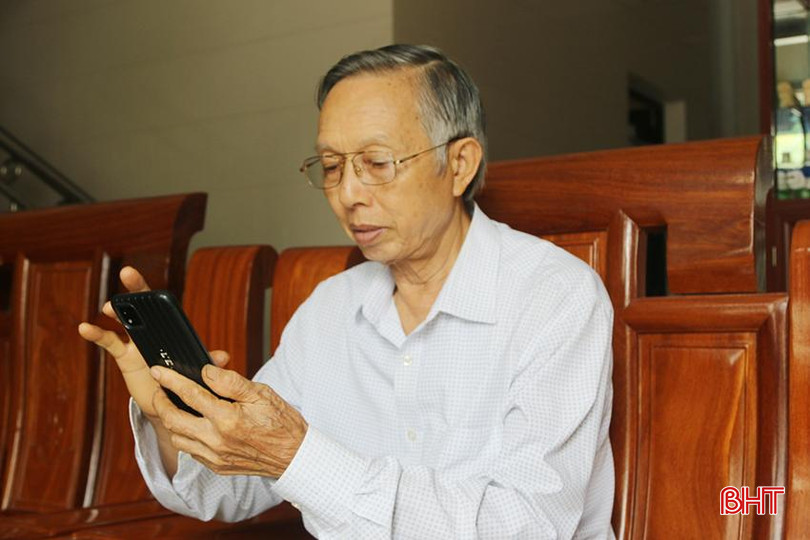 Ở tuổi 76, ông Trần Vũ Ba vẫn thường xuyên sử dụng điện thoại thông minh để liên hệ với người thân, bạn bè và xem tin tức, đọc báo… z5690980584110_46317d2baef05ac16092be0b2608ff12.jpg