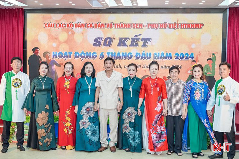 Các thành viên của CLB Dân ca - dân vũ Thành Sen tổ chức sơ kết hoạt động 6 tháng đầu năm 2024. z5692294173127_a0db6955f88f35c0bd85326e5f48ad67.jpg