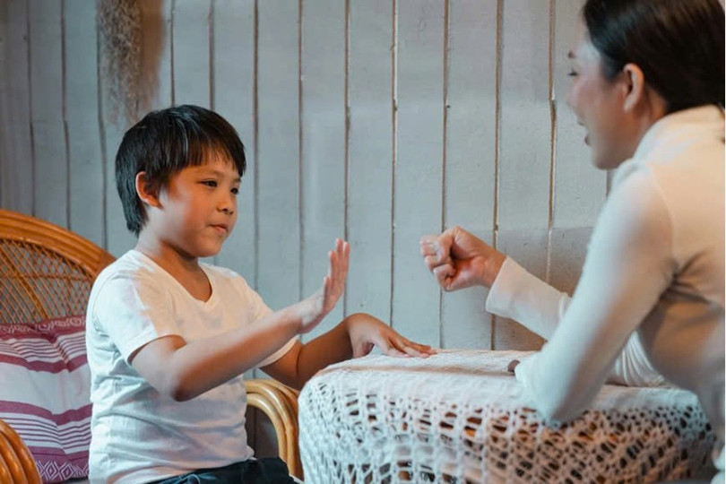Người lớn nên dành thời gian để giải thích cho trẻ, giúp trẻ nhận ra đâu là đúng, đâu là sai và cần chịu trách nhiệm cho những việc mình đã làm. (Ảnh minh họa từ Internet). z6611818123771-45c243f4cd1ba0798a7f36c44312e7ac.jpg