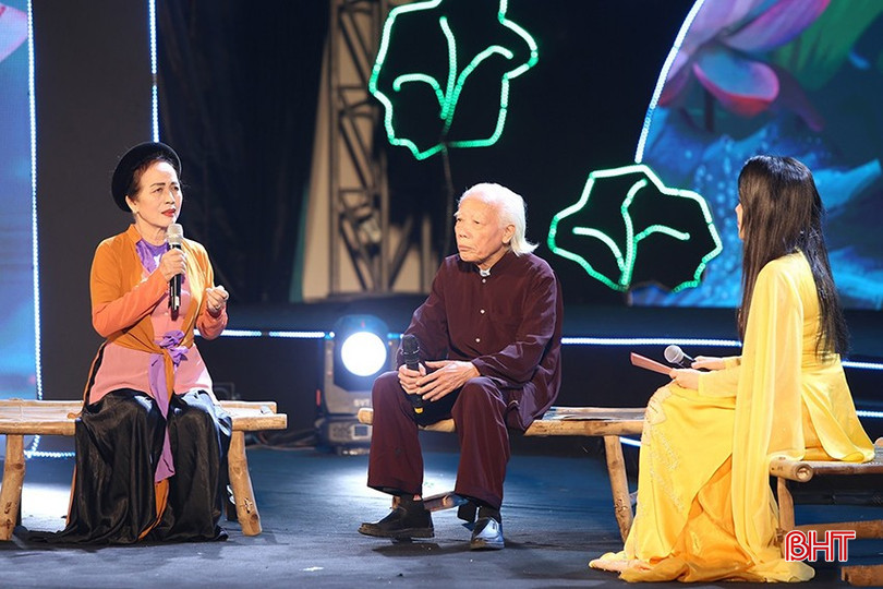 Nghệ nhân Nhân dân Trần Khánh Cẩm (ngồi giữa) và Nghệ nhân Nhân dân Vũ Thị Thanh Minh (bên trái) chia sẻ về quá trình trao truyền, gìn giữ dân ca ví giặm... tại chương trình nghệ thuật cầu truyền hình trực tiếp "Đôi bờ ví, giặm" (27/11/2024). bqbht_br_aimg-7298.jpg