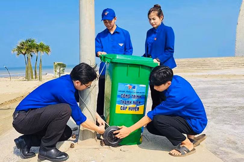 Công trình thanh niên Hệ thống thùng rác văn minh của Huyện đoàn Nghi Xuân góp phần làm đẹp bãi biển quê hương.jpg