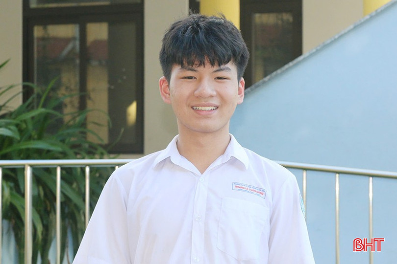 Hoàng Lê Tuấn Dũng là thủ khoa lớp chuyên Tin với điểm tuyệt đối (10 điểm) ở môn chuyên, đồng thời là thí sinh đạt điểm số cao nhất kỳ thi vào lớp 10 Trường THPT Chuyên Hà Tĩnh. bqbht_br_z6708720176025-24254098a9e6bd4d4c87b3954a90e476.jpg