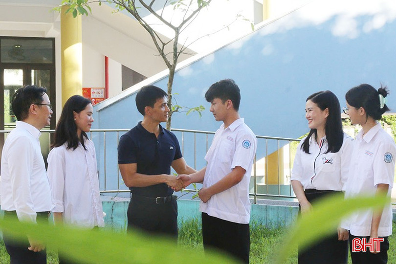 Các thầy cô Trường THCS Lê Văn Thiêm chúc mừng thành tích của 3 thủ khoa. Các thầy cô Trường THCS Lê Văn Thiêm chúc mừng thành tích của 3 thủ khoa.