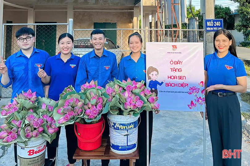 Chị Trang (bên phải) cùng đoàn viên thanh niên xã Thạch Hưng tặng hoa sen bách diệp cho người dân để mọi người cùng biết tới sen Hà Tĩnh nhiều hơn. z5748056320750_e1b10d53b8d47b592bc5fc87d38a2421.jpg