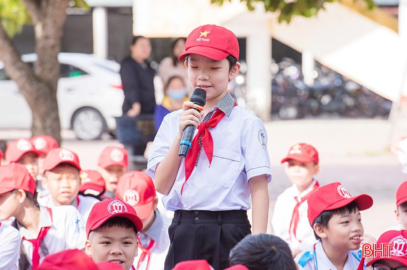 Đức Ninh luôn mạnh dạn tham gia các hoạt động, phong trào của Liên đội và nhà trường.