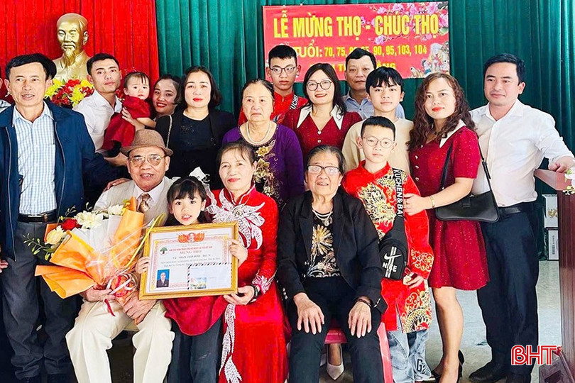 Chị Phạm Ánh Tuyết cùng gia đình tham gia lễ mừng thọ của cha trong dịp đầu năm mới Ất Tỵ 2025. bqbht_br_gia-dinh-chi-pham-anh-tuyet-cung-gia-dinh-tham-gia-le-mung-tho-cua-cha.jpg