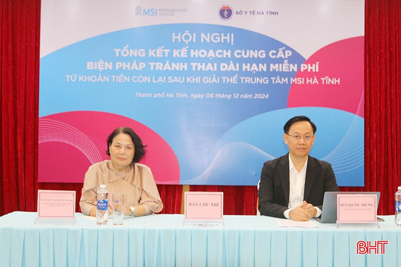 Bác sĩ Bùi Quốc Hùng - Phó Giám đốc Sở Y tế Hà Tĩnh và bà Nguyễn Thị Bích Hằng - Giám đốc Chương trình quốc gia MSI Reproductive Choice tại Việt Nam chủ trì hội nghị. bqbht_br_z6102361620412-dc5e074cc3d9ee950e3d27f0119ba742.jpg