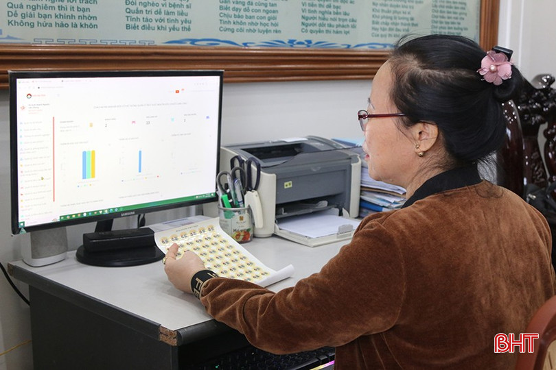 Bà Nguyễn Thị Nga thường xuyên cập nhật các đơn hàng, kiểm soát hàng hóa trên các sàn thương mại điện tử. bqbht_br_ba-nguyen-thi-nga-thuong-xuyen-cap-nhat-cac-don-hang-kiem-soat-hang-hoa-tren-cac-san-thuong-mai-dien-tu.jpg