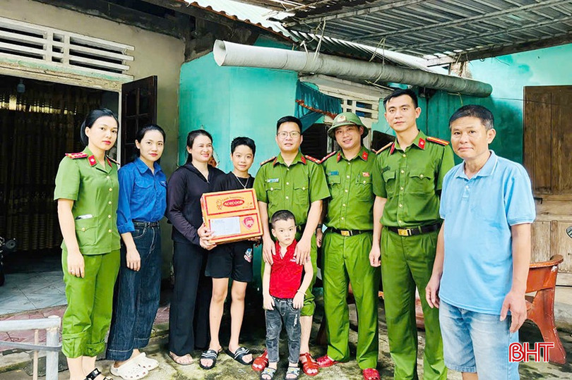 Những món quà nhỏ được trao tặng đã giúp thiếu nhi Đức Thọ có thêm niềm vui sau bão lũ. bqbht_br_nhung-mon-qua-nho-duoc-trao-tang-da-giup-thieu-nhi-duc-tho-co-them-niem-vui-sau-bao-lu.jpg