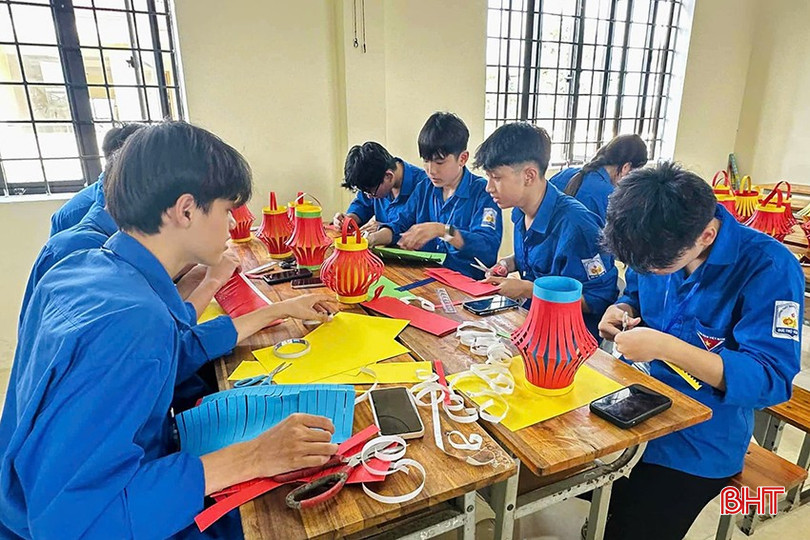 Đội tình nguyện "Ước Mơ Không Xa" (Trường THPT Nguyễn Thị Minh Khai, xã Đức Thọ) tổ chức hoạt động làm lồng đèn tặng cho các em nhỏ trên địa bàn. bqbht_br_doi-tinh-nguyen-uoc-mo-khong-xa-truong-thpt-nguyen-thi-minh-khai-xa-duc-tho-to-chuc-hoat-dong-lam-long-den-tang-cho-cac-em-nho-tren-dia-ban.jpg