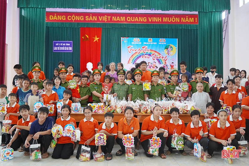 Niềm vui náo nức của các em nhỏ ở Làng trẻ em mồ côi Hà Tĩnh khi được tổ chức tết Trung thu. bqbht_br_niem-vui-nao-nuc-cua-cac-em-nho-o-lang-tre-em-mo-coi-ha-tinh-khi-duoc-to-chuc-tet-trung-thu.jpg