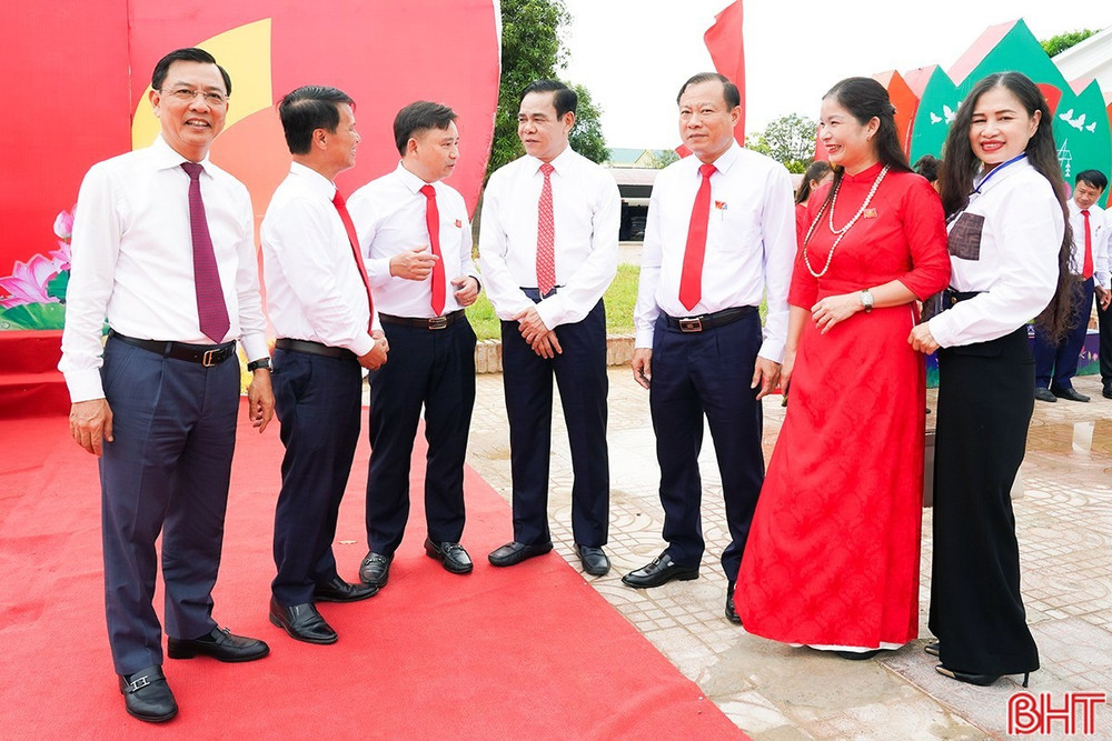 Chủ tịch UBND tỉnh Võ Trọng Hải trao đổi với lãnh đạo xã Đức Quang bên lề đại hội. image-4.jpg