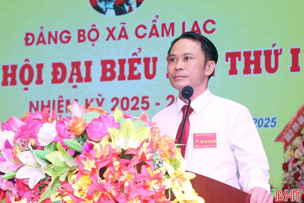 Đồng chí Biện Văn Thuyết - Bí thư Đảng ủy, Chủ tịch HĐND xã Cẩm Lạc trình bày dự thảo báo cáo chính trị. image-1.jpg