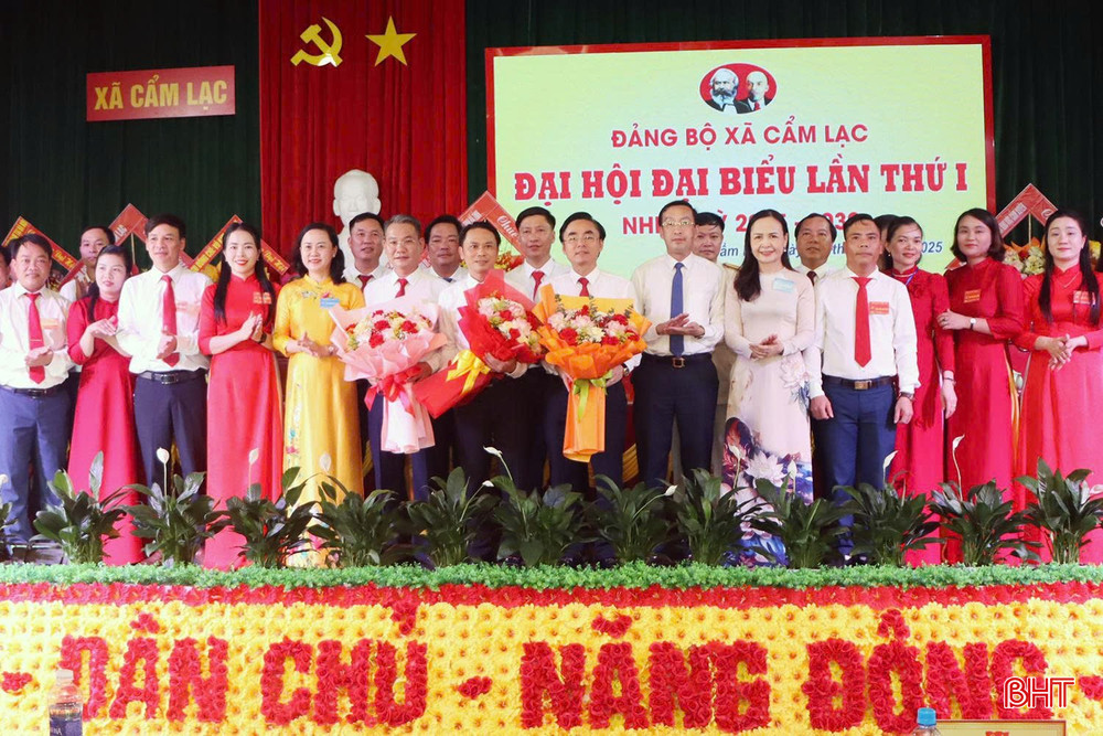 Lãnh đạo tỉnh tặng hoa chúc mừng BCH Đảng bộ xã Cẩm Lạc. bqbht_br_z6885598535704-08443f98703db9c6161c4549be4aaf63.jpg