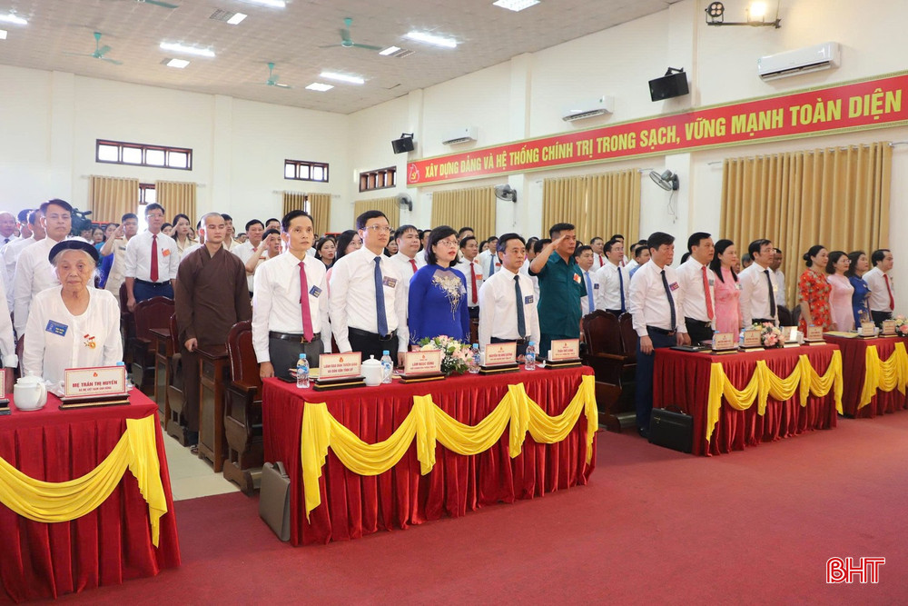 Đại biểu thực hiện nghi lễ chào cờ. bqbht_br_888.jpg