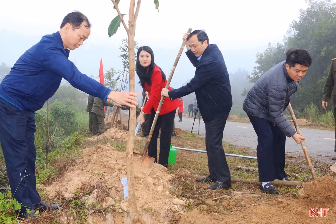 Bí thư Tỉnh ủy tham gia nhiều hoạt động ý nghĩa đầu năm mới tại huyện Vũ Quang