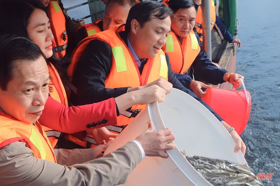 Bí thư Tỉnh ủy tham gia nhiều hoạt động ý nghĩa đầu năm mới tại huyện Vũ Quang