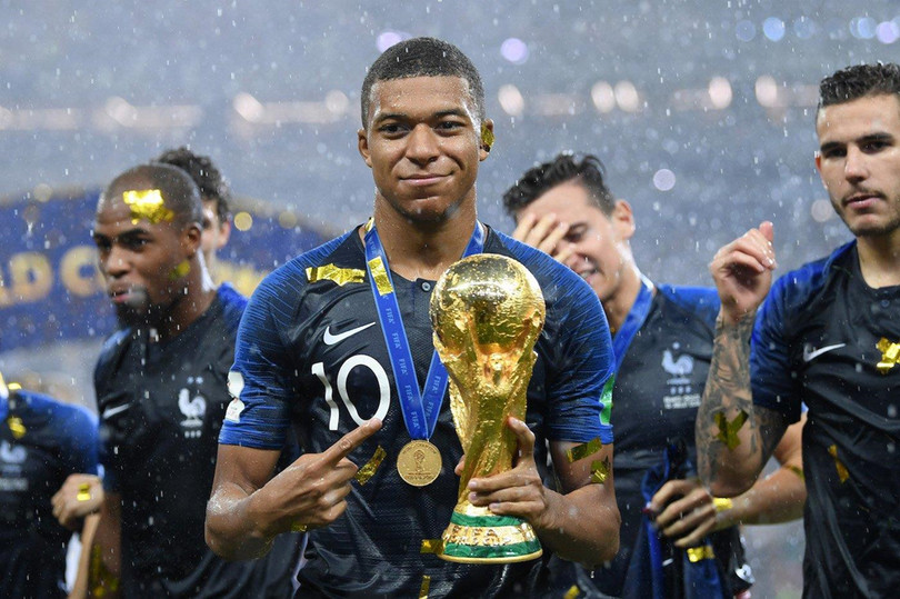 Mbappe có thể kế thừa vinh quang của Ronaldo hay Messi không? Ảnh: Getty . Federer, Ronaldo, Messi và thời đại của huyền thoại sống