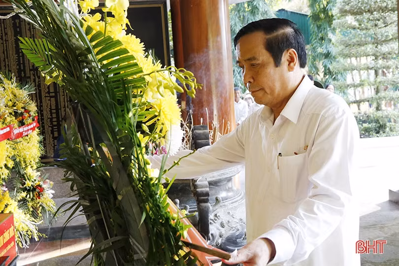 Đoàn công tác Ban Tổ chức Trung ương dâng hương, tặng quà tại Khu di tích Ngã ba Đồng Lộc