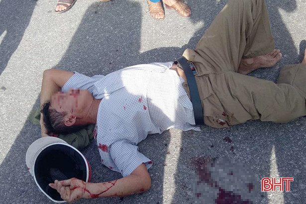 Gãy cả tay chân khi va chạm với xe buýt