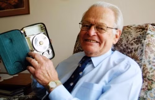 Hành trình ra đời của hộp đen máy bay