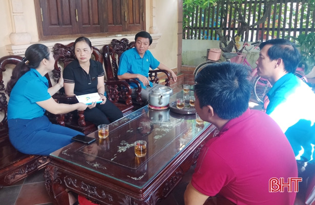 Công đoàn Hà Tĩnh trao nhà mái ấm, tặng quà đoàn viên khó khăn