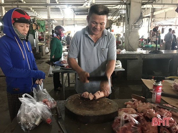 Người dân thị trấn Cẩm Xuyên an tâm sử dụng thịt lợn trong bữa ăn