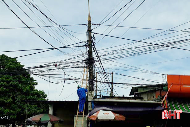 “Ma trận” lưới điện, cáp quang ở thành phố Hà Tĩnh